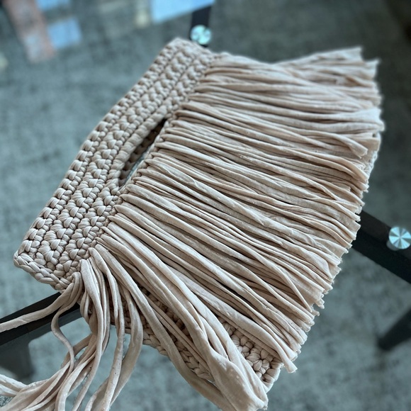 Binge Knitting Sophia cream Clutch New Chic Fringe Crochet Hand-knit Handbag - Picture 11 of 12